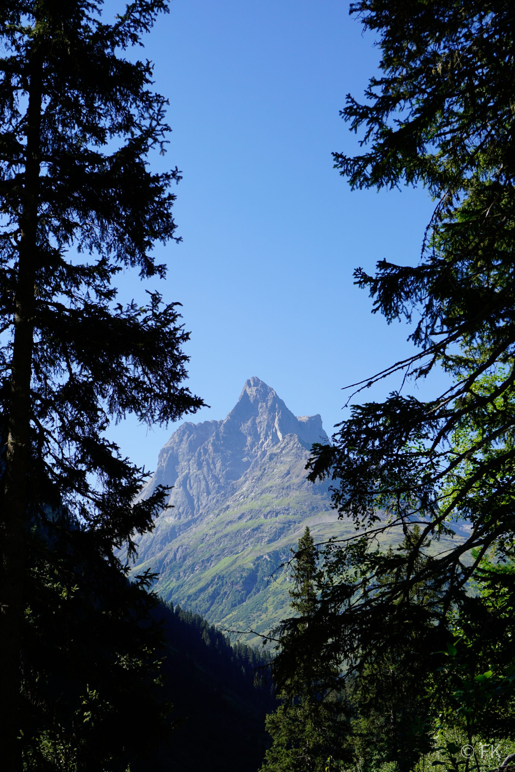 Pateriol durch den Vorhang